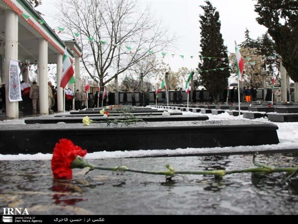 گلزار شهدای شهر فیروزکوه گلباران می شود