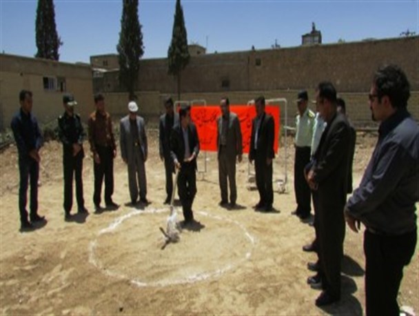 کلنگ مرکز معین سلامت سروستان به زمین زده شد