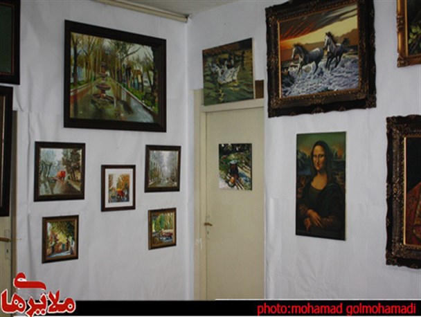 اولین نمایشگاه  گروهی هنرهای تجسمی در ملایر افتتاح شد/تصاویر
