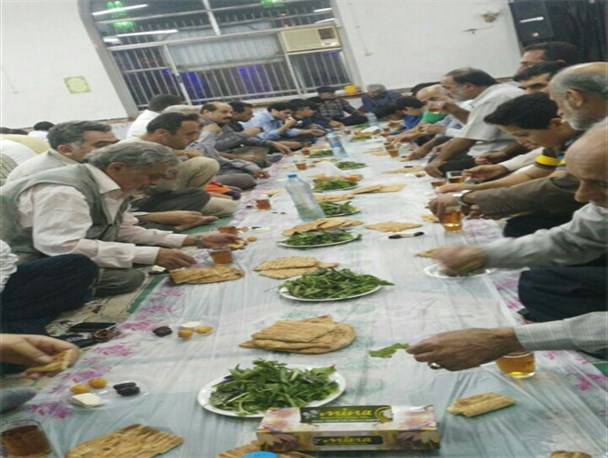 برپایی سفره افطاری اولین روزماه مبارک رمضان در مسجد جامع رضوانشهر
