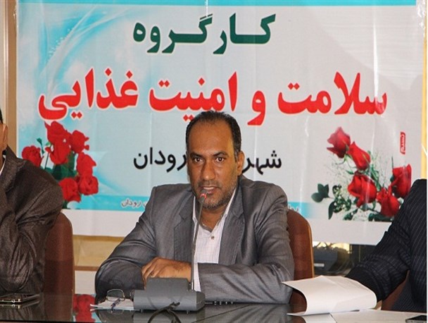 تأمین آب شرب روستاهای زیر 20خانوار در رودان بصورت سیار انجام می شود