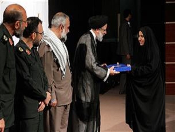 تجلیل از خانواده شهدای مدافع در همایش جهادگران رضوی