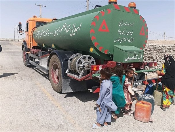 چتر مهربانی بر سر محرومان سیستان و بلوچستان باز شد/ زدودن غبار بی آبی با آبرسانی سیار به روستاها توسط سپاه