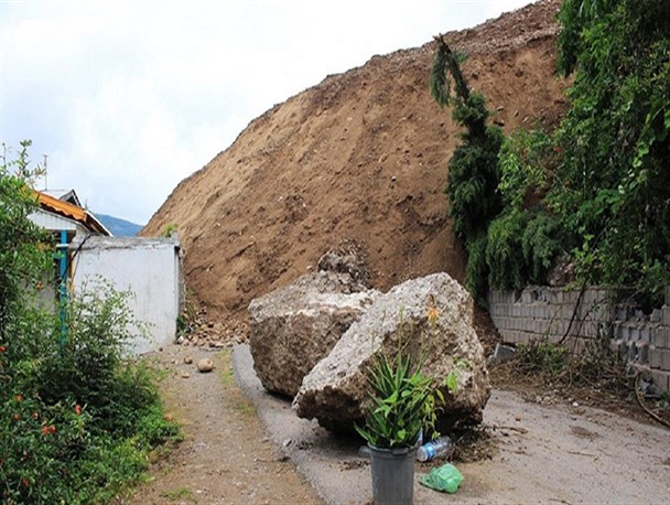 اسکان دائم اهالی خرشک باید سریعاً سرانجام برسد/ لزوم توجه ویژه به بازسازی جاده روستا