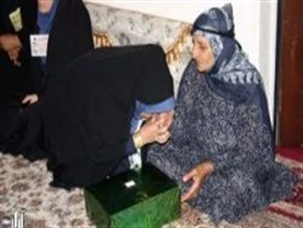 عکس/ بوسه یک دانشجو بر دستان مادر شهید
