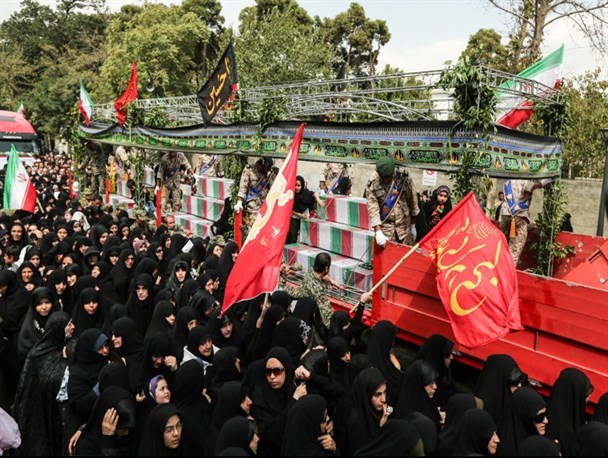 همایش بزرگ استقبال از شهدای غواص لحظاتی پیش در میدان امام خمینی (ره) آغاز شد