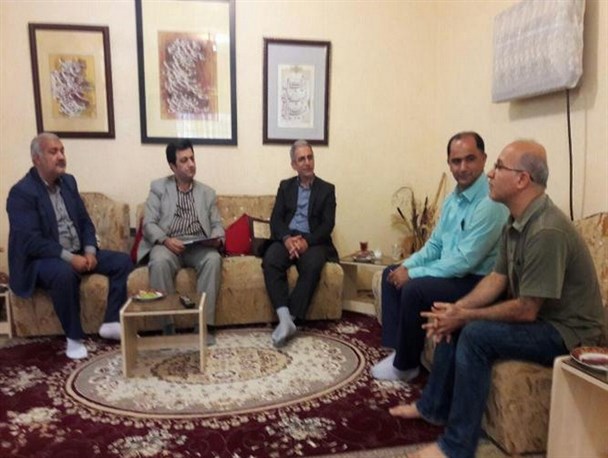 دیدار فرماندار کردکوی با استاد توانمند هنر خوشنویسی ایران+تصاویر