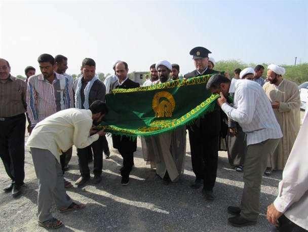 استقبال پرشور مردم میناب از پرچم مقدس آستان قدس رضوی+تصاویر