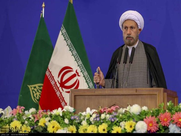 جلوی فساد و دزدی قبل از رخ دادن آن گرفته شود/ درخواست امام جمعه شیراز برای استمرار حضور و پاسخگویی مدیران پس از نماز جمعه در میان مردم