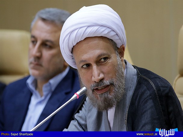 برخی جریان های سیاسی در کشور خودشان را مساوی با نظام می دانند