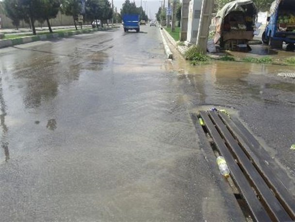 هدر رفت هزاران لیتر آب و بی خیالی مسئولین آبفای تاکستان