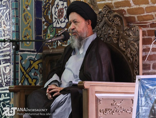 منافقین در ظاهر همه ی شئونات اسلامی را قبول دارند اما در خلوت گاه خودشان با استکبار می بندند/ مراقب باشیم مجلس ششم دیگری شکل نگیرد