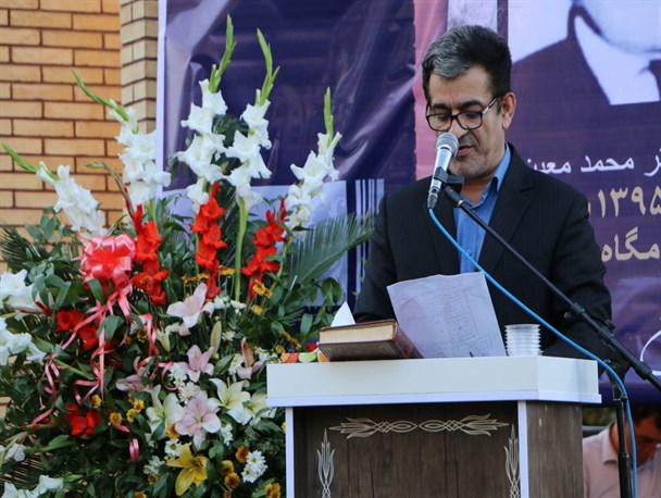 هرکه بخواهد در گیلان مشهور شود باید دستی در قلم داشته باشد