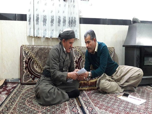 ماجرای هنرمند نابینایی که این روزها در خیابان‌های مریوان دستفروشی می‌کند