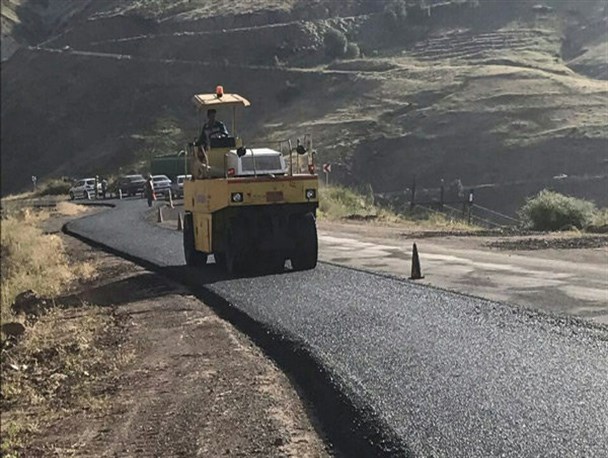 محورهای روستایی بخش الموت لکه گیری و روکش آسفالت شد