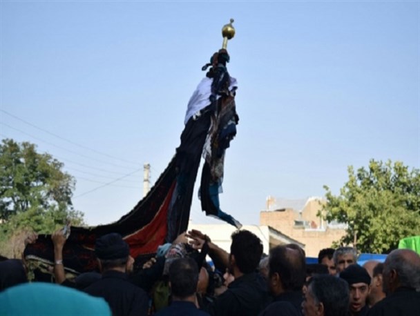 آئین سنتی طشت‌گذاری و علم‎گردانی در روستای شیخ کلخوران اردبیل+تصاویر