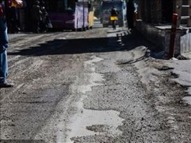 اتوبوس‌های تندرو در مسیرِ کندِ عملیات کف سازی/ از طلا بودن پشیمان گشته‌ایم!
