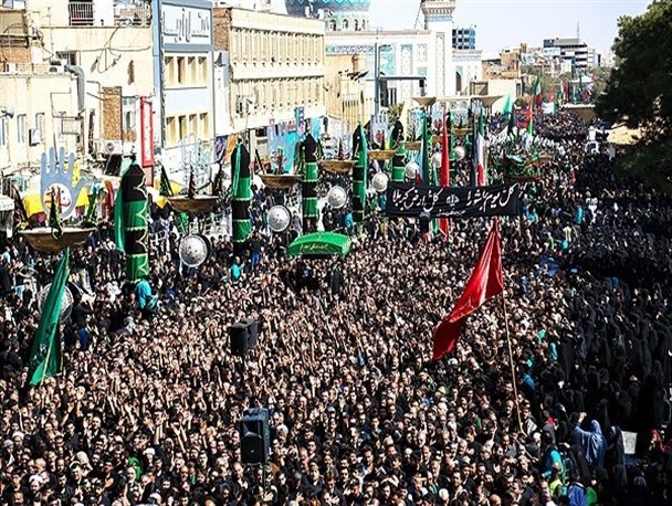 عزاداری روز عاشورا در قم در حال برگزاری است