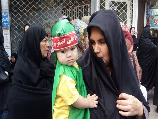 فیلم/ سربند"یا علی اصغر" بر پیشانی کودک اهل سنت شهرستان کلاله