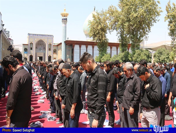 عکس/ اقامه نماز ظهر عاشورا در سومین حرم اهل بیت