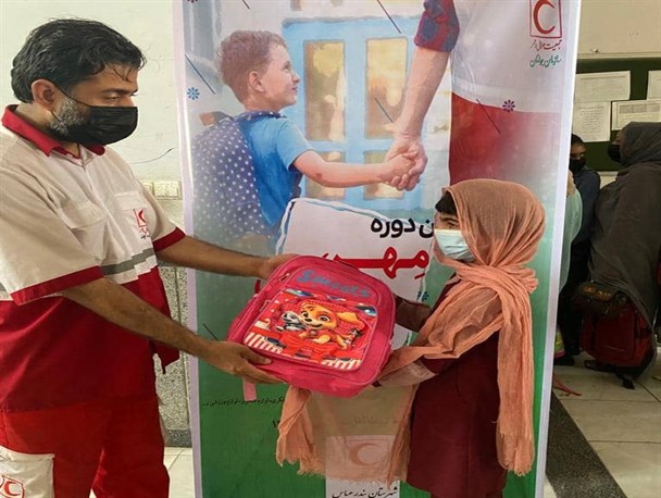 توزیع ۷۰۰ بسته لوازم التحریر توسط جمعیت هلال احمر هرمزگان