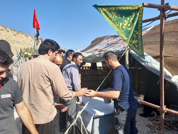 سنگ تمام ایلامی ها درپذیرایی از زائران اربعین +تصاویر