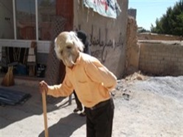 مرد نقابدار در کوچه های شهر+عکس