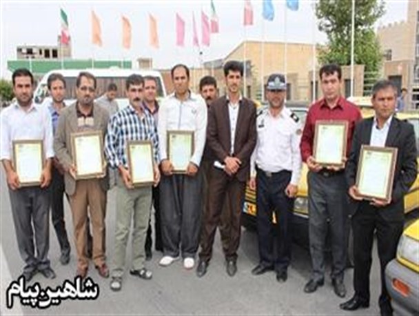 از نمونه‌های ترافیکی و شهروندان قانونمدارشاهین دژ تجلیل شد+تصاویر