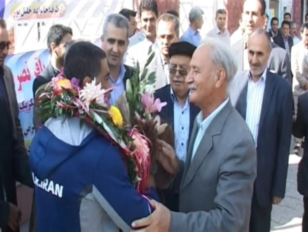 تنها مدال آور تیم ملی در مسابقات جهانی بدنسازی و پرورش اندام وارد زادگاهش شد+ تصاویر