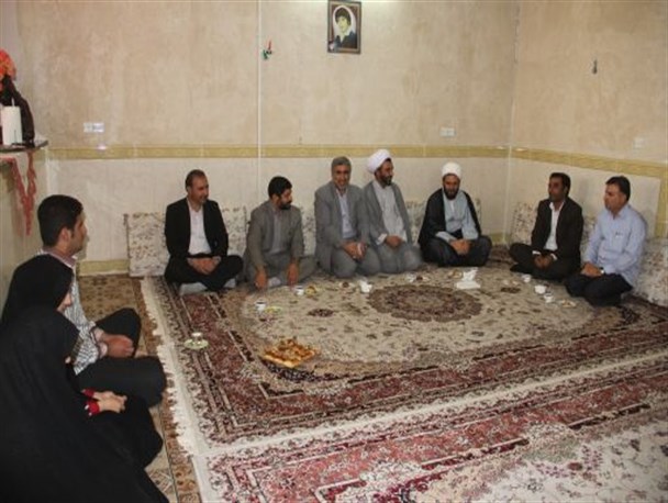 دیدار مسئولین با خانواده سادات سرپل ذهاب +تصاویر
