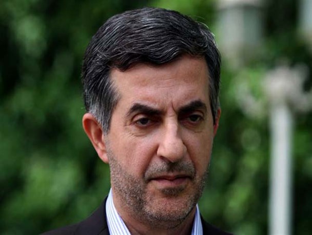 آفتابی شدن مشایی این‌بار در تعاونی گل و گیاه+عکس