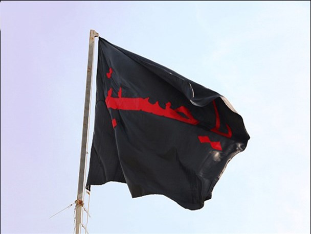اهتزاز پرچم عزای حسینی(ع) در سروستان