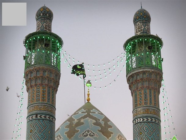 تعویض پرچم گنبد حرم مطهر حضرت زینب بنت موسی علیه السلام اصفهان /تصاویر