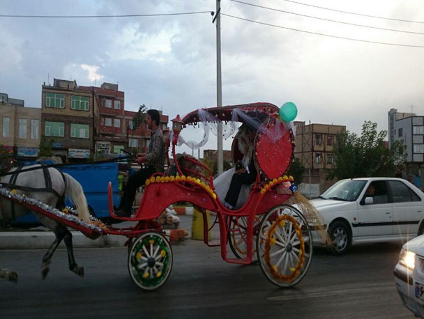 عروس و داماد کالسکه سوار در میدان سینای اردبیل