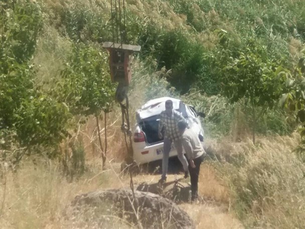 سقوط خودروی سواری به ته دره و نجات معجزه‌آسای سرنشینان+ تصاویر