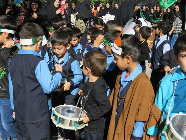 همنوایی کودکان دلیجان با شهید شش ماهه کربلا در هفته کودک+ تصاویر