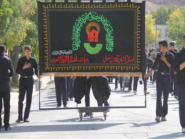 حرکت هیئت عزاداری دانش آموزی در شهربن