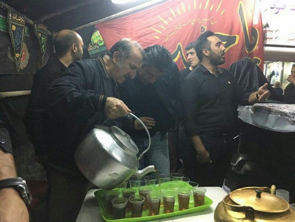 پذیرایی هنرمندان البرزی از عزاداران امام حسین (ع) در ایستگاه صلواتی + عکس