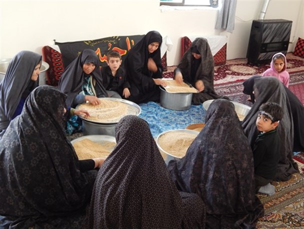 آیین عزاداری و احسان حلیم در شب تاسوعا/ حال و هوای ماهنشان بوی محرم گرفته یاحسین(ع) +تصاویر