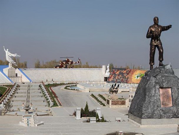 کودکان همدان در موزه دفاع مقدس حلقه صلح و دوستی بستند