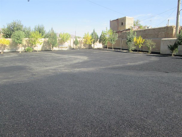 حیاط دبستان شهداء  قلعه خنداب آسفالت شد+ تصاویر