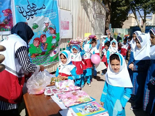 عروسک هایی برای کودکان مناطق محروم/ دست های کوچکی که درس مهربانی می دهند