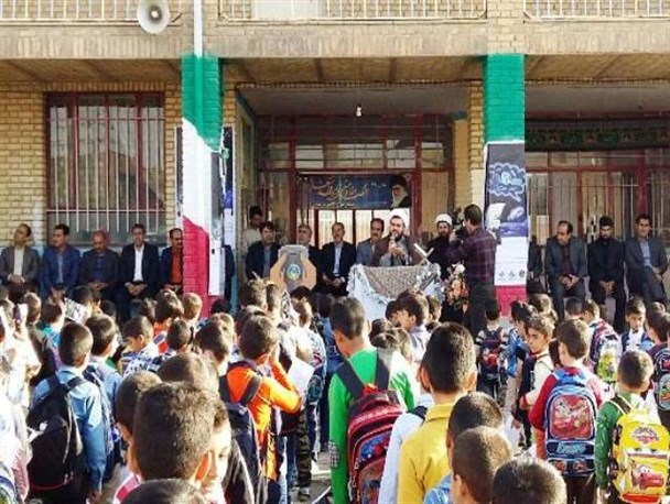 زنگ جشن عاطفه ها با شعار «مهر در انتظار همدلی» در گیلانغرب نواخته شد+ تصاویر