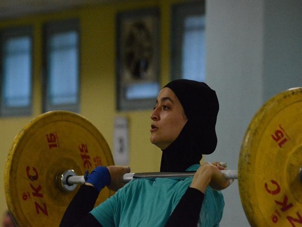 چینن: امیدوارم زنان ایران هم اندازه مردان قوی شوند/ یکی از موانع حضور زنان در وزنه‌برداری، ازدواج است!