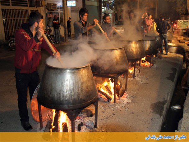 مراسم حلیم پزی شب هفتم امام حسین (ع) در گنبد
