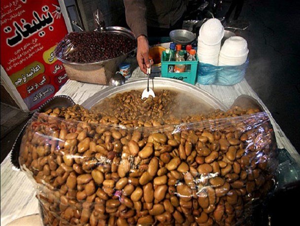 توزیع مواد غذایی توسط دستفروشان غیربهداشتی است