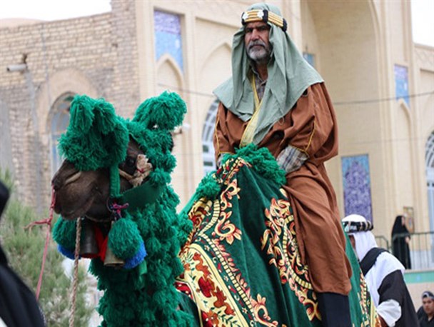 حرکت نمادین کاروان امام رضا(ع) به سمت منزلگاه ایشان در ابرکوه+ تصویر