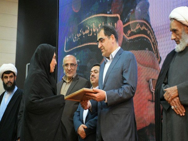 تجلیل از خانواده های شهدای مدافع حرم فسا توسط وزیر بهداشت