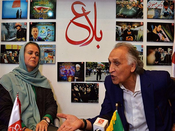 بغض بازیگر مشهور و همسر خارجی اش به عکس مشترک رهبر انقلاب و فرزند شهید مدافع حرم +فیلم