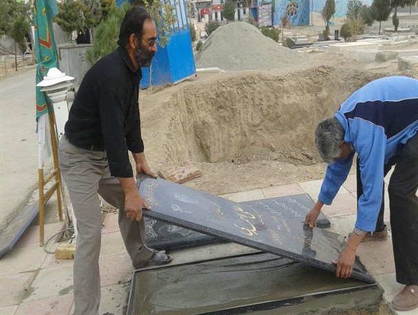 نصب سنگ مزار شهدای مدافع حرم بهارستانی
